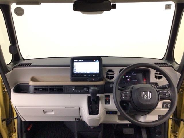 【前方視界】開放的な前方視界！運転がしやすく疲れにくいです♪窓が大きく、見通しがとっても良いおクルマですよ♪