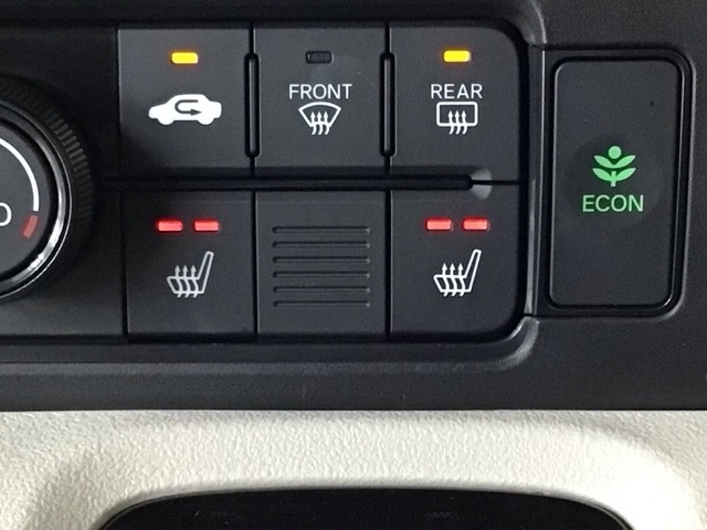 【シートヒーター】エアコンよりも暖かくなるのが早く、エンジンをかけるとあっという間にポカポカに♪エアコンと違い風が出るわけではないので乾燥に敏感な方でも安心して使用できますよ♪