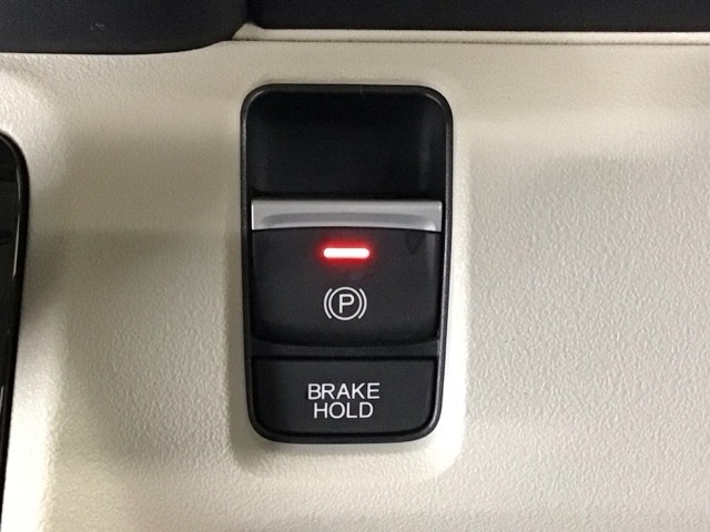 指先の操作でパーキングブレーキの「作動と解除」が行うことができる装備。ブレーキペダルから足を離しても停止し続けてくれるオートブレーキホールド機能。信号待ちなどの際には便利。ECO運転で低燃費走行♪