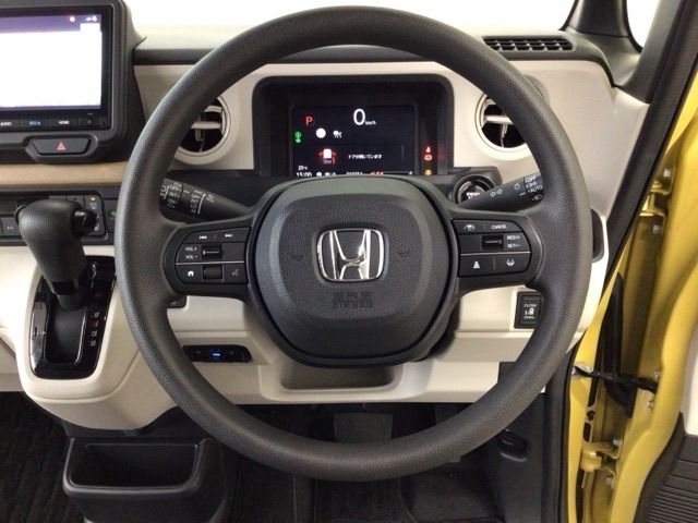 【ハンドル】運転にかかわる様々な操作を安全に行えるように視点移動が少なく操作性に配慮されたスイッチ類が凝縮されたコックピットです。