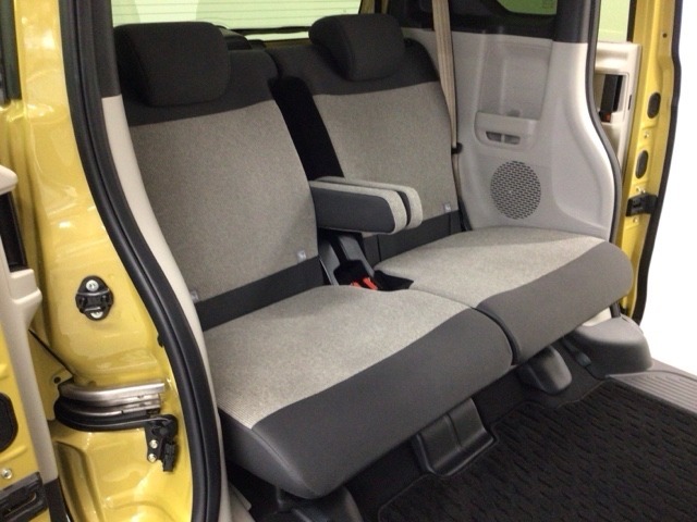 【後席】後席のお足元もとっても広いですよ！更に後席もスライドが可能ですので、おかけになられる方の体格やお荷物量に合わせてスペースを調整できます♪後席シートも乗り心地OK！ゆったり乗れます♪
