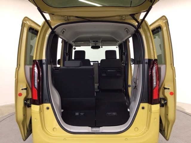 様々なパターンにアレンジができるラゲッジスペース♪お荷物の大きさや量・状況に合わせてアレンジできますので、とっても使い勝手良好ですよ♪タップリ積んで、楽しいお出かけを♪