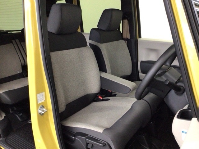 【前席】充分な広さを確保した、快適な前席！インテリアカラーも落ち着いたお色です♪センターアームレストも付いて、リラックスした姿勢で運転していただけます♪