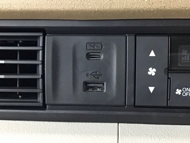 【USBポート】USBポートも装備されています！スマートフォンのオーディオに連携も可能です。今や欠かせない装備の一つです！そして、充電用は急速充電に対応しているtype-Cとなっています♪