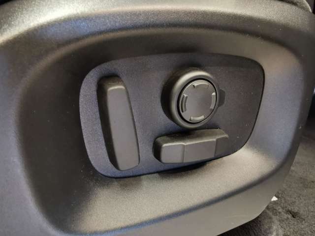 運転席はシートポジションは電動にて微調節が可能になります。