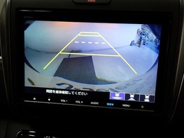 バックも安心のリアカメラ付いています。リアカメラがあると、いつでも安全にバックできますね。死角も減ります。3ビュー切り替え、ガイド線表示なので便利です。