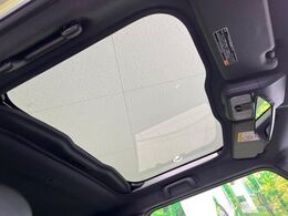 【ガラスルーフ】ガラスルーフ搭載で車内の解放感が一気にアップ！開放的なドライブをお楽しみいただけます。