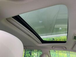 【サンルーフ】開放感たっぷりの希少装備、サンルーフが装着されています！車内に明かりを取り入れたり景色を楽しむ以外にも、車内の空気も簡単に換気できて快適です！
