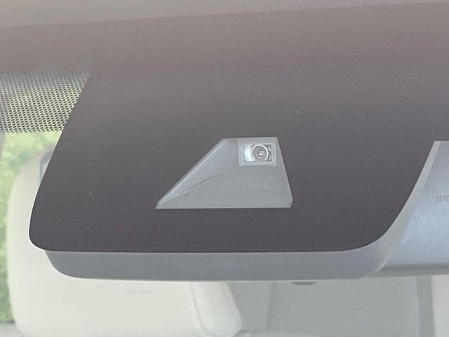 【トヨタセーフティセンス】走行中に前方の車両等を認識し、衝突しそうな時は警報とブレーキで衝突回避と被害軽減をアシスト。より安全にドライブをお楽しみいただけます。