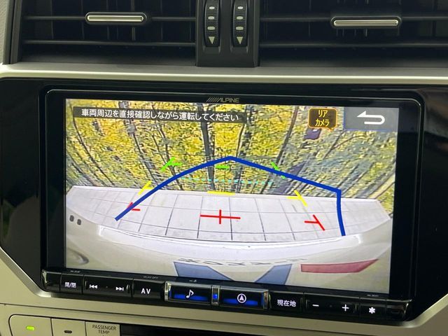 【バックカメラ】駐車時に後方がリアルタイム映像で確認できます。大型商業施設や立体駐車場での駐車時や、夜間のバック時に大活躍！運転スキルに関わらず、今や必須となった装備のひとつです！