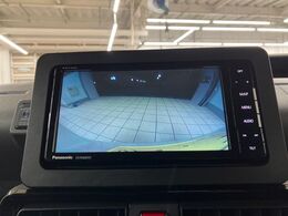 【バックカメラ】駐車時に後方がリアルタイム映像で確認できます。大型商業施設や立体駐車場での駐車時や、夜間のバック時に大活躍！運転スキルに関わらず、今や必須となった装備のひとつです！