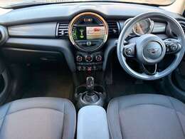 MINIらしいトグルスイッチを採用、センターの赤いスイッチがエンジンのスタートボタンになります。