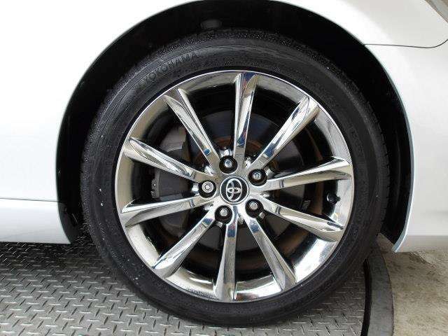 純正18インチアルミ！タイヤサイズは235/45R18です