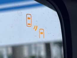 【リヤビークルディティクション】走行中、ドアミラーの死角になりやすい箇所に後続車が接近するとサイドミラー付近に警告を表示、ドライバーに注意喚起と、万一の際はハンドル操作をアシストをします。