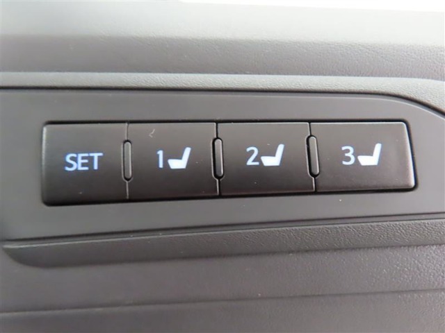 運転席は3人分のシートポジションを記憶します。