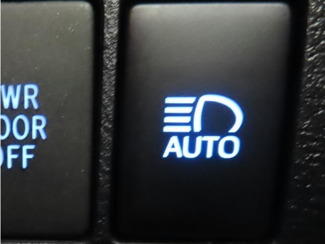 オートマチックハイビームを装備しております。