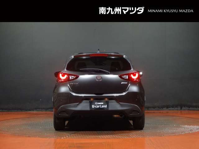 【ボディカラー：マシーングレープレミアムメタリック】金属的な質感を持つ独特なグレーであり、鉄のインゴットから削り出したかのような印象を与えます。