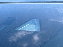 【スマートブレーキサポート】走行中に前方の車両等を認識し、衝突しそうな時は警報とブレーキで衝突回避と被害軽減をアシスト。より安全にドライブをお楽しみいただけます。