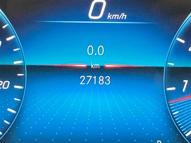 【スピードメーター】『スピードメーター』の画像になります。メーターがシンプルで見やすく運転しやすいですね！