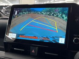 【バックカメラ】駐車時に後方がリアルタイム映像で確認できます。大型商業施設や立体駐車場での駐車時や、夜間のバック時に大活躍！運転スキルに関わらず、今や必須となった装備のひとつです！