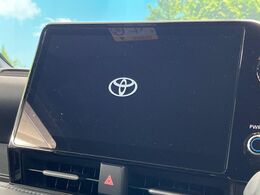 【10.5インチナビ】高級感とインパクトのある大画面ナビを装備。各種オーディオ操作はもちろん、スマホ連携もできる利便性の高いナビです♪