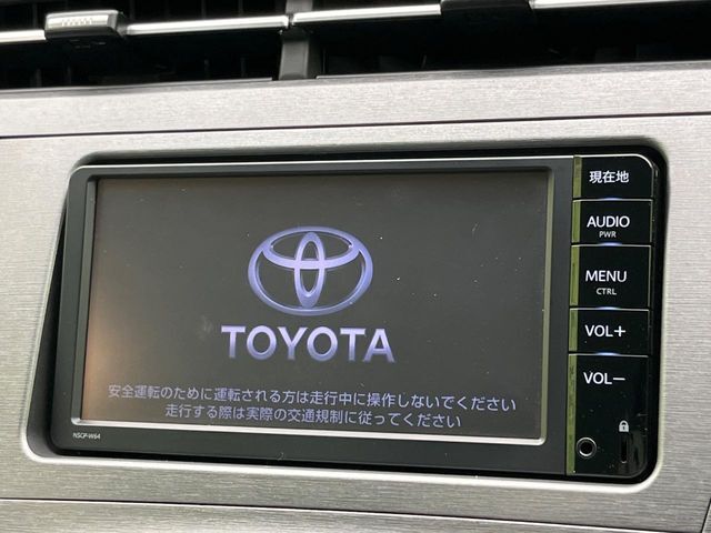 【純正ナビ】人気の純正ナビを装備しております。ナビの使いやすさはもちろん、オーディオ機能も充実！キャンプや旅行はもちろん、通勤や買い物など普段のドライブも楽しくなるはず♪