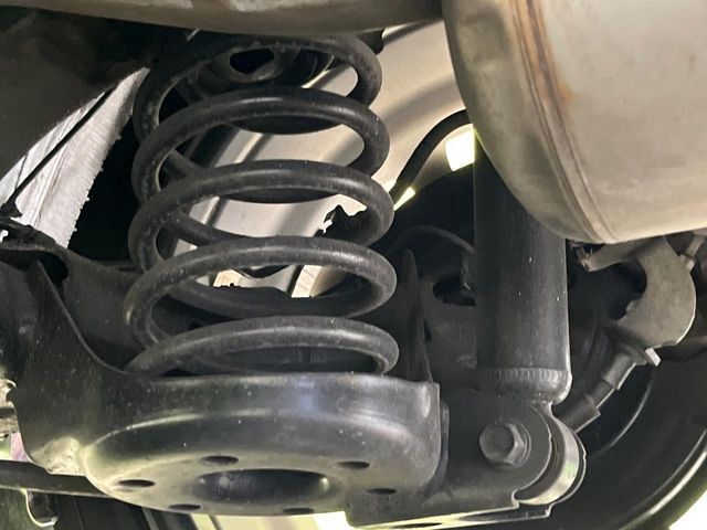 お車を安心してお乗りいただく為には、足回りの定期点検が欠かせません。サービスサポート（有償保証）では無料点検もご提供しており、安心のカーライフをお過ごしいただけるサポート体制が整っています。