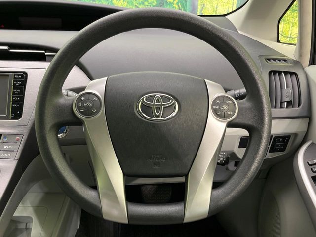 インテリアに合わせたデザインのステアリングは、運転される方のことも考え、運転しやすい形状、大きさです。是非一度、実際に触ってお確かめください。