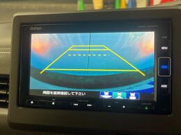 【バックカメラ】駐車時に後方がリアルタイム映像で確認できます。大型商業施設や立体駐車場での駐車時や、夜間のバック時に大活躍！運転スキルに関わらず、今や必須となった装備のひとつです！