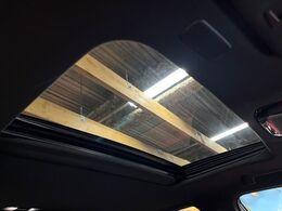 【サンルーフ】開放感たっぷりの希少装備、サンルーフが装着されています！車内に明かりを取り入れたり景色を楽しむ以外にも、車内の空気も簡単に換気できて快適です！