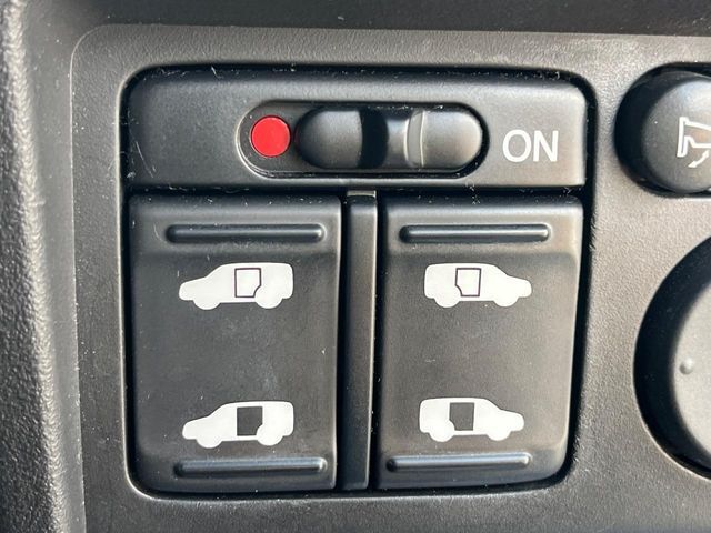 【両側パワースライドドア】スマートキーや運転席のスイッチで後席両側スライドドアの開閉が可能♪電動だから力を入れてドアを開ける必要が無く、小さなお子様でも簡単に開け閉めでき快適です♪