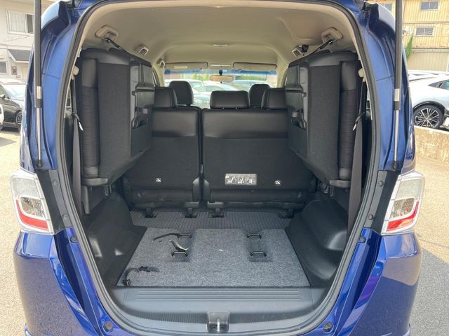 普段のお買い物や通勤、送迎等に十分な荷室スペースを確保しております。セカンドシートを倒すと、大きな荷物の積載も可能です♪