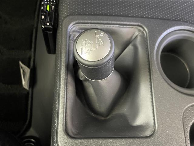 【シフトレバー】シフトの操作がしやすく快適なドライブを楽しんでいただけます！