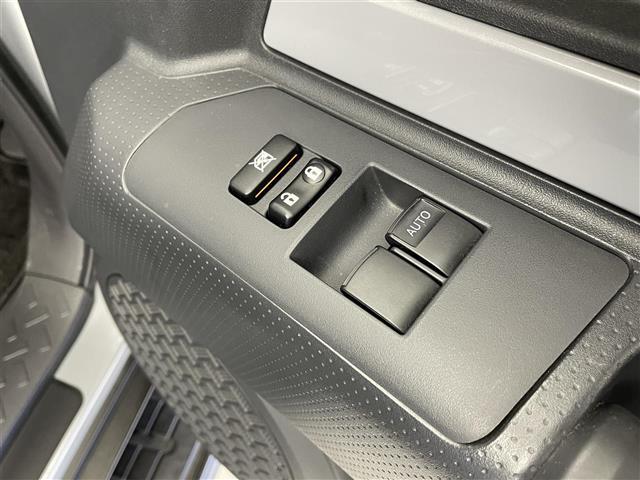 【パワーウインドウ】運転席のスイッチで、各席の窓ガラスの開閉ができます！あると便利ですよね！