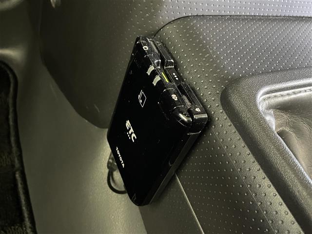 【ETC】有料道路を利用する際に料金所で停止することなく通過できる、ETC車載器（ノンストップ自動料金収受システム機器）が装備されています。セットアップを行うことで利用可能になります。