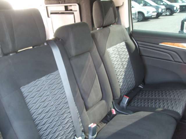 セカンドシートはチップアップシートになっていますので、後席にも荷物を積むことが可能です。