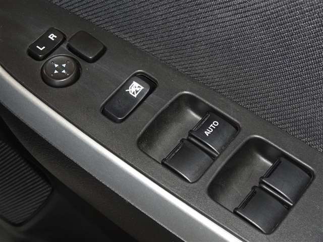 電動格納式ドアミラー・パワーウインドウを装備してます。
