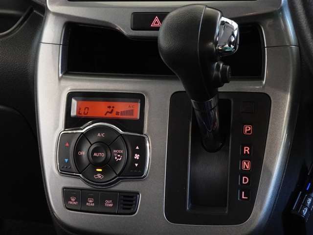 車内を快適に、オートエアコンを装備してます。