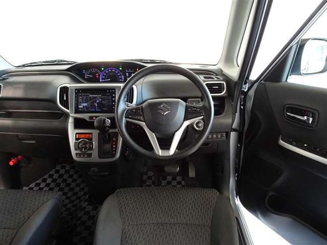 視界良好、操作しやすい運転席です。