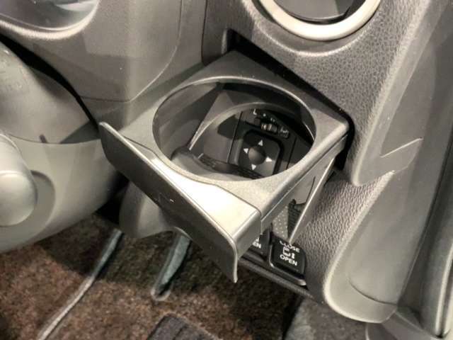 格納式のカップホルダーがあります。