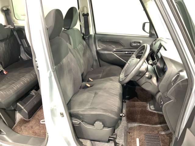 後席も余裕の広さ！ゆったりくつろげます！！