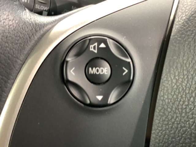 ステアリングにオーディオ操作スイッチが付いています。オーディオ画面に直接タッチしなくても操作が出来ますので、運転に集中できます。