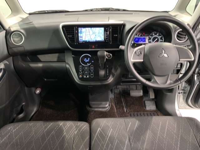 使いやすいレイアウトのダッシュボード周辺です。オートエアコンや小物入れなど嬉しい装備が満載です。