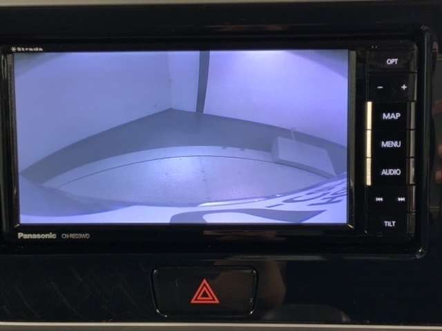 リバースギアに入れるだけで後方の表示へ切り替わります。夜間や雨の日の駐車も楽になりますよ。