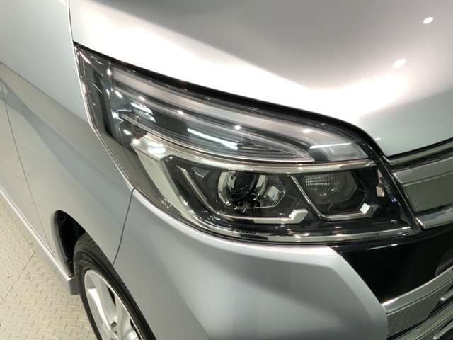 LEDヘッドライトは、点灯の瞬間から最大光量を発揮し、突然暗くなるトンネルなどでの安定感を高めます。