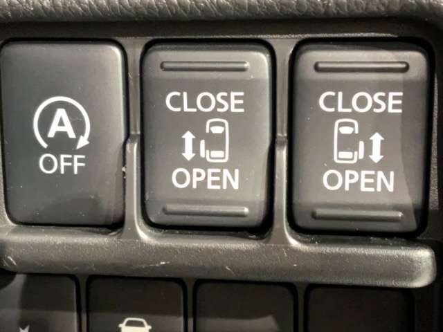 左右両側パワースライドドアが付いています。ワンタッチで簡単にお子様でも、お年寄りの方でも、開閉できますからとても便利です。キーレスや車内スイッチでも自動でドアの開閉ができます。