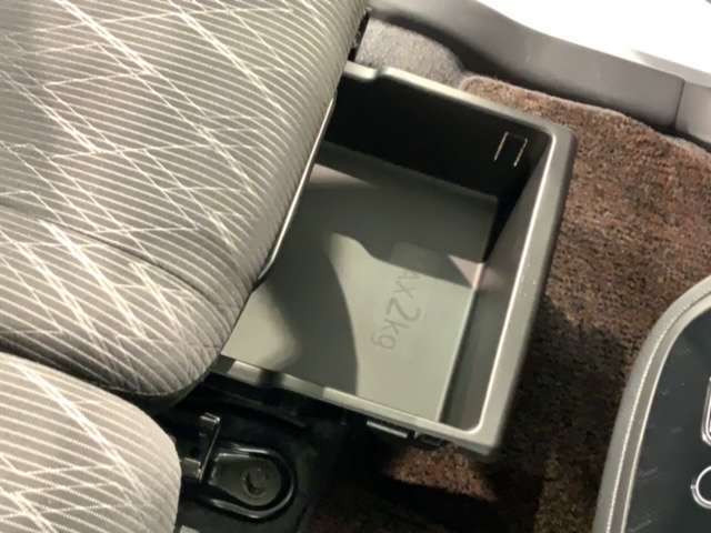 助手席のシート下には便利な収納スペースがあります。