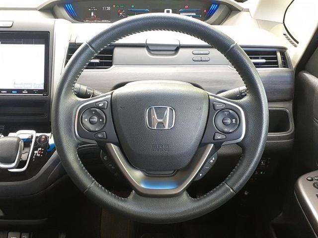 WECARSの展示場では実際に見て、触ってお車をお選びいただけます！知識の豊富な営業スタッフが様々なカーライフをご提案いたします！