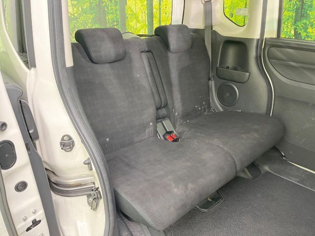 後部座席も気になるようなキズ・汚れやへたり等、大きなダメージはなく、良好な状態です。