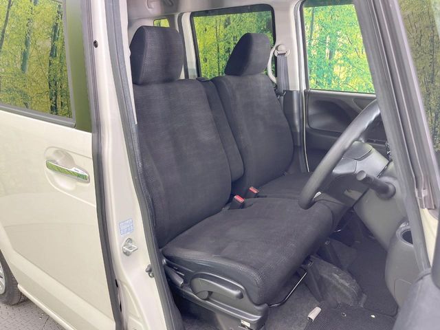 運転席シート廻りは使用感も少なく、良好な状態となっています。前オーナー様が丁寧に使っていたことがよくわかりますね。